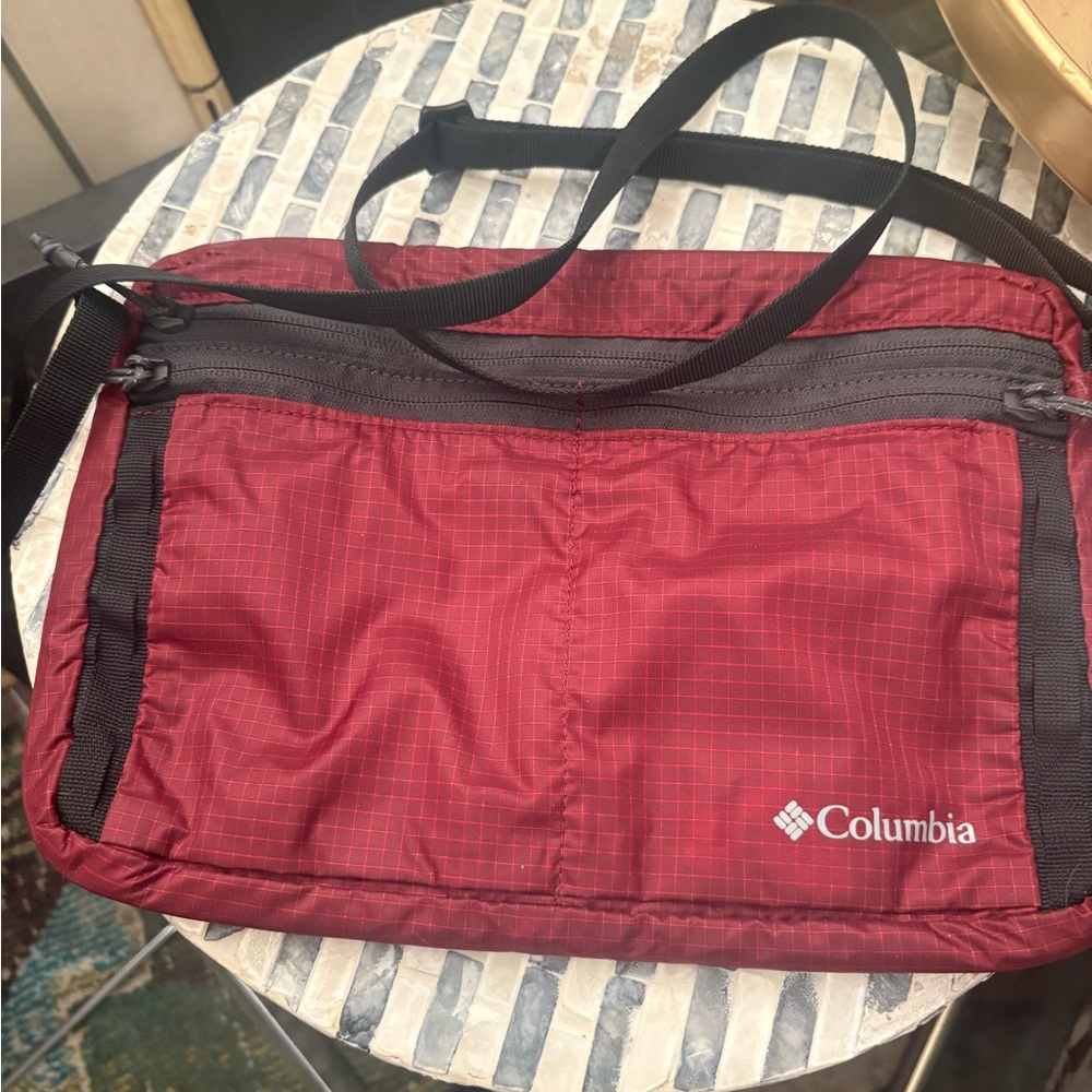 Columbia Burgundy crossbody Bag‎ 11.5x8